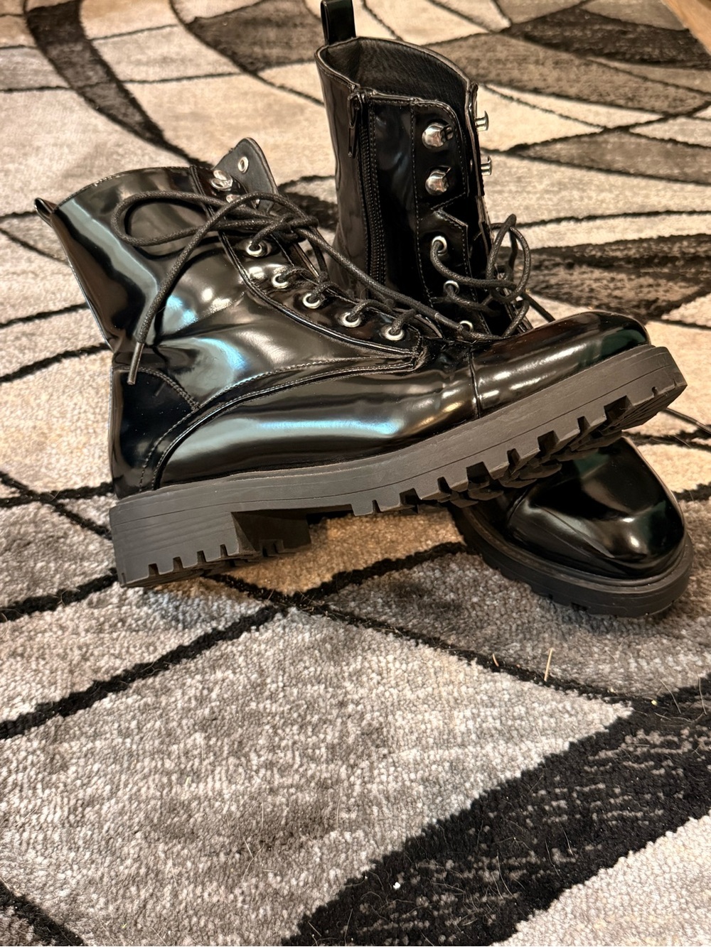 Wild Diva Black Ankle Boots 
Size 8 Slightly Used only worn Once.